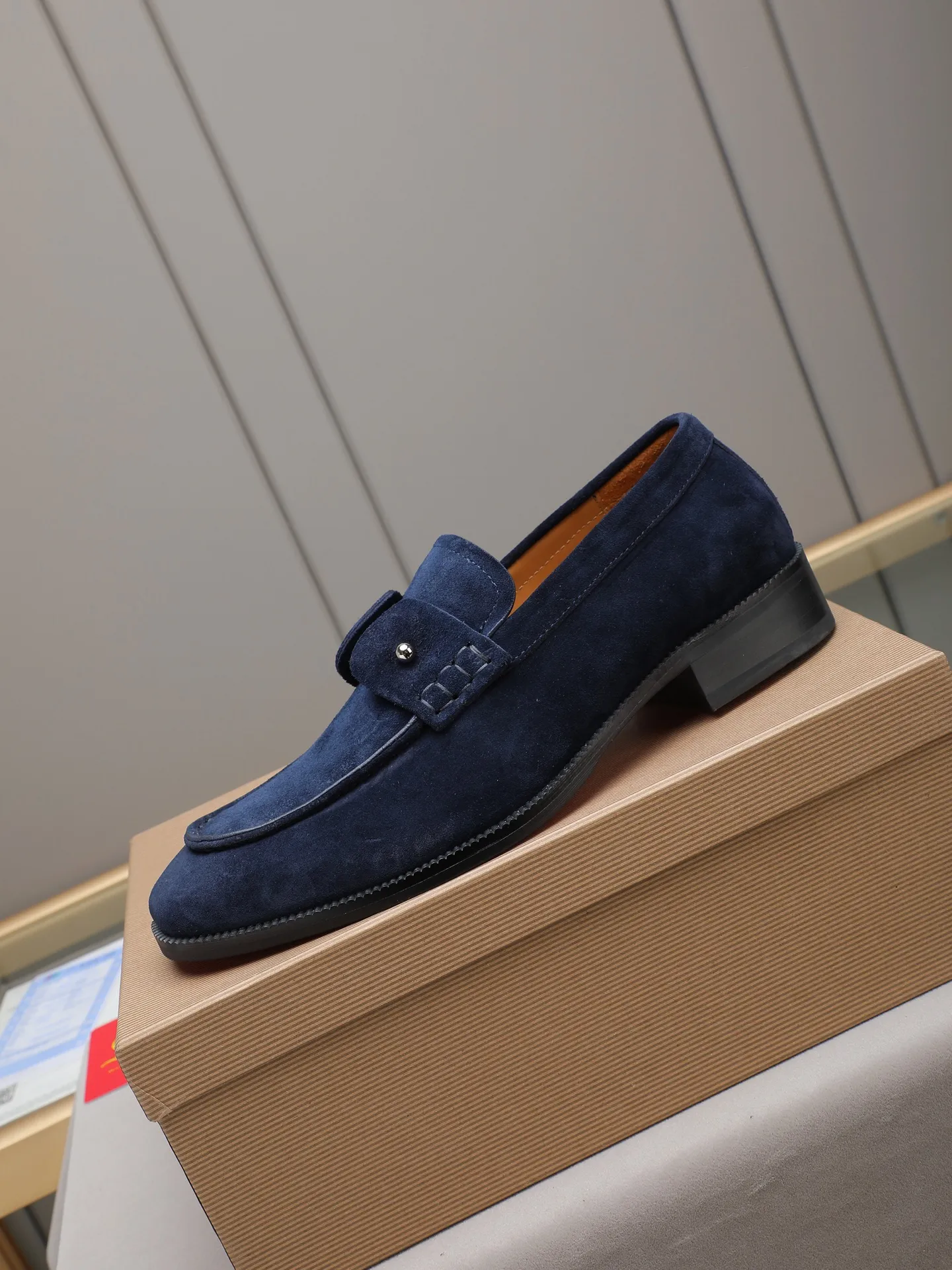 PP580 CL New formal dress shoes Christia* Loubouti* red-soled shoes GREGGO men's Oxford shoes Official price Made of imported high-mercerized suede, glossy small square tip design, iconic red outsole, extremely personalized shoe style, original color cowhide lining, original Italian leather outsole; fine workmanship, bringing you a luxurious experience. Clean silhouette and straightforward, GREGGO men's Oxford shoes It is an Oxford shoe type born for city roaming. Standard leather shoe size: 38～44# (45🉑️customized)